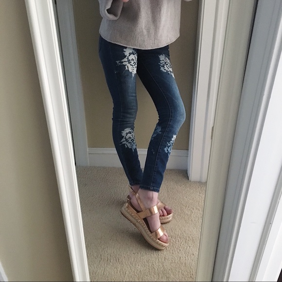 LAST ONE! Rose Gold Sandals. - Picture 4 of 5